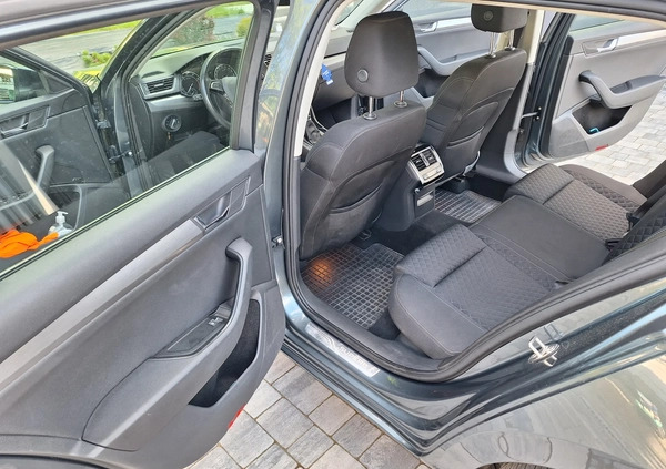 Skoda Superb cena 72500 przebieg: 132300, rok produkcji 2017 z Suchań małe 56
